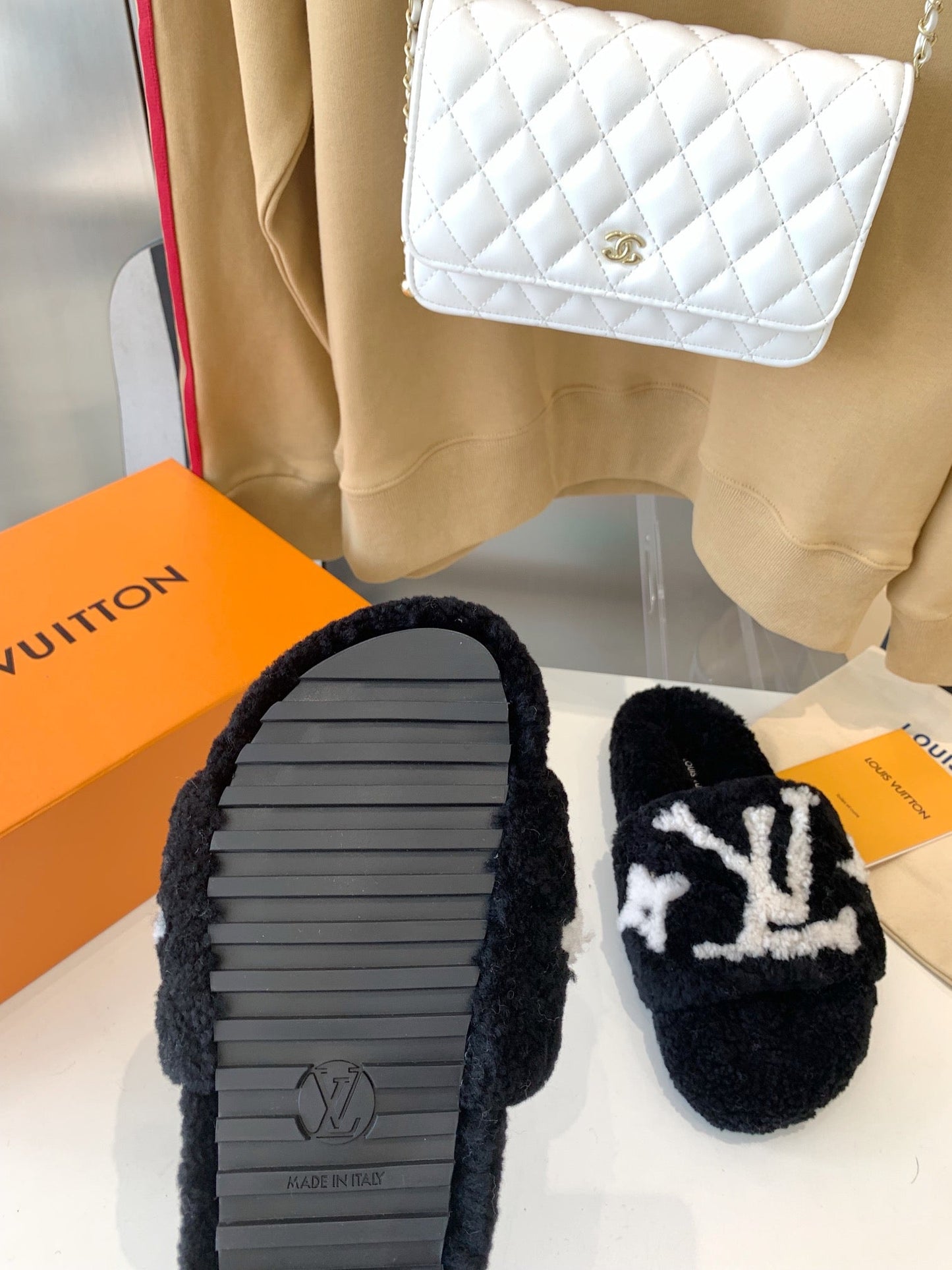 LOUIS VUITTON LV WOMEN'S PASEO FLAT SLIPPER IN BLACK FLEECE WITH WHITE LOGO
