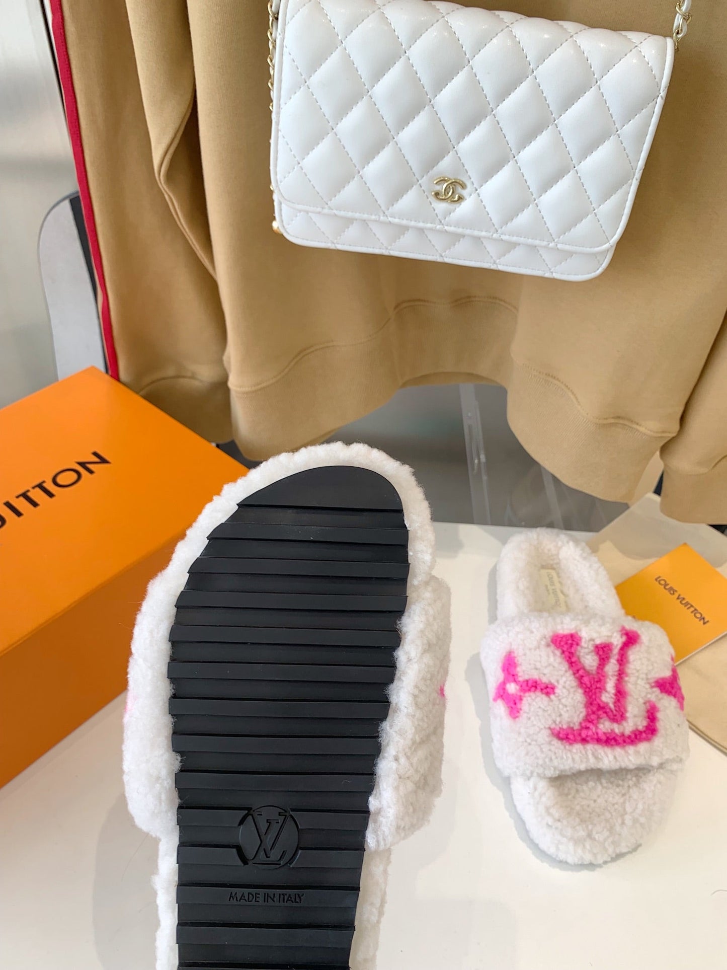 LOUIS VUITTON LV WOMEN'S PASEO FLAT SLIPPER IN WHITE FLEECE WITH BRIGHT PINK LOGO