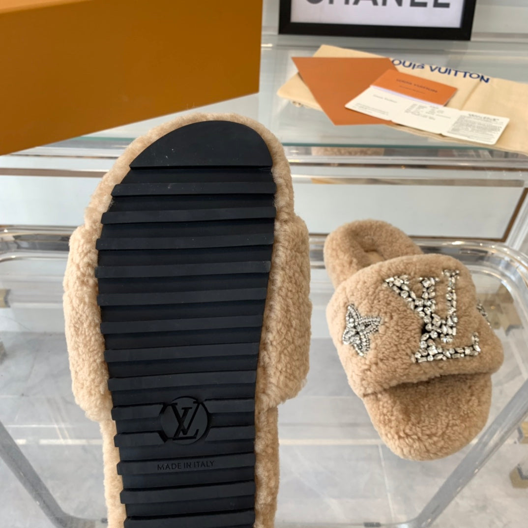 LOUIS VUITTON LV WOMEN'S PASEO FLAT SLIPPER IN TAN BROWN FLEECE