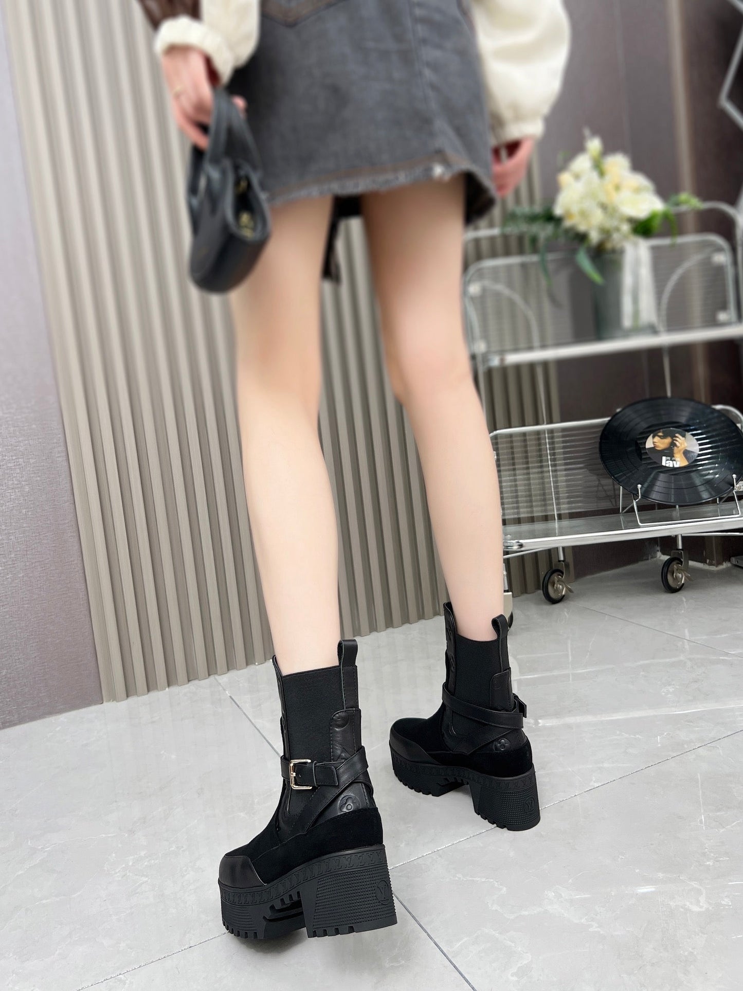 LOUIS VUITTON LAUREATE PLATFORM DESERT BOOT IN BLACK SUEDE AND CALFSKIN