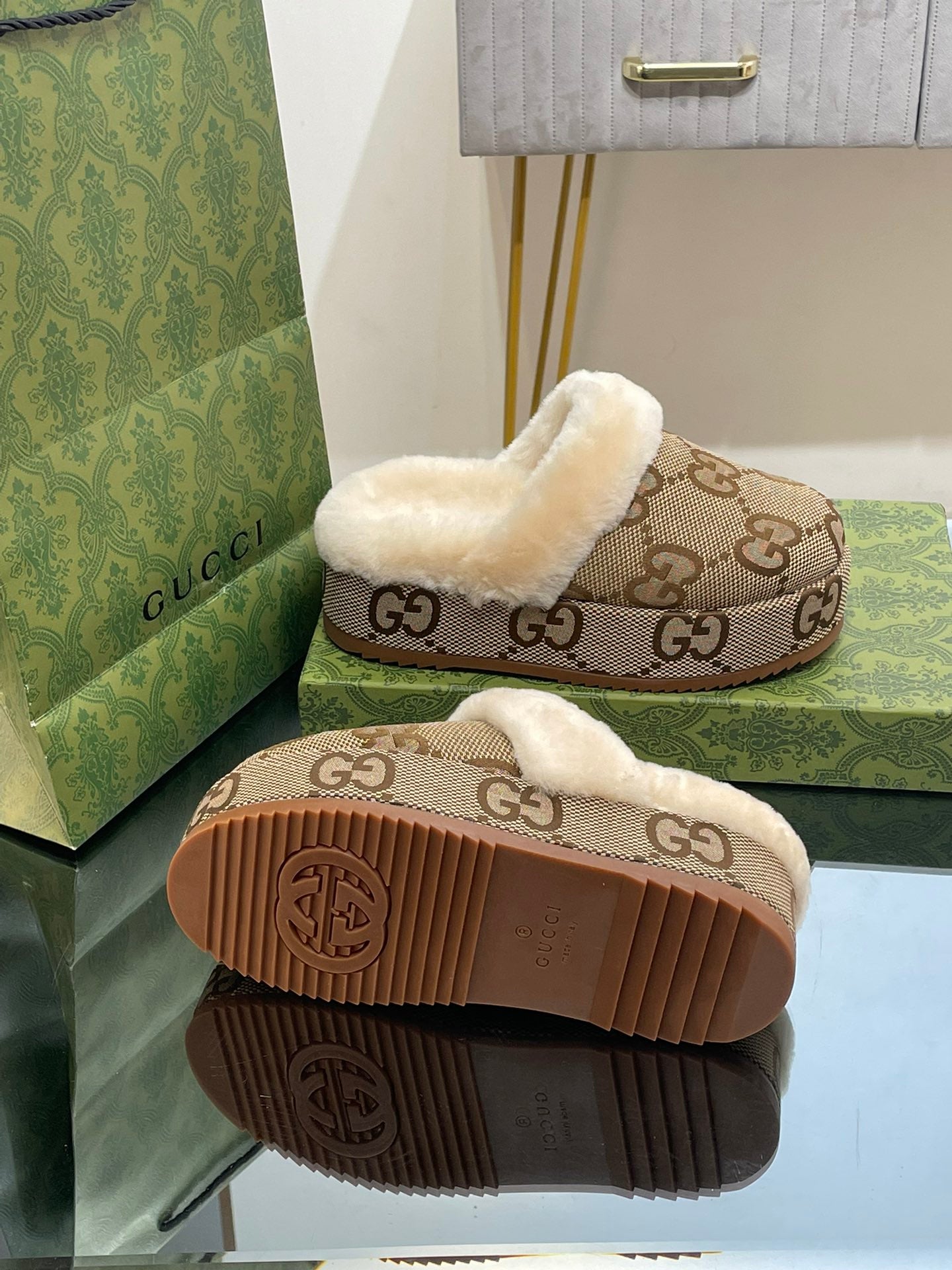 GUCCI MOLLY MULE IN CAMEL BROWN MONOGRAM JACQUARD FABRIC AND SHEARLING LINING
