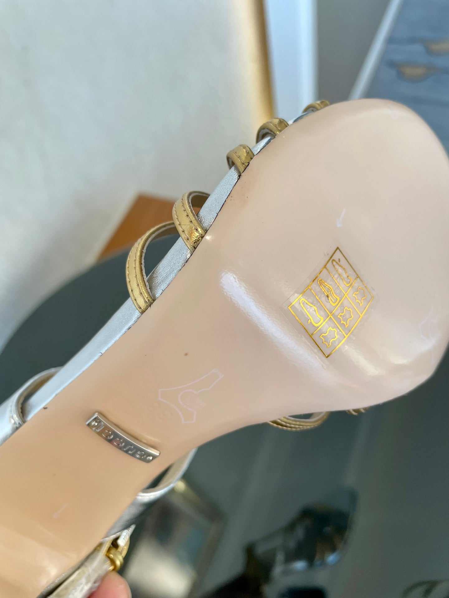 GUCCI CRYSTAL HORSEBIT SANDAL SIVER LAMBSKIN