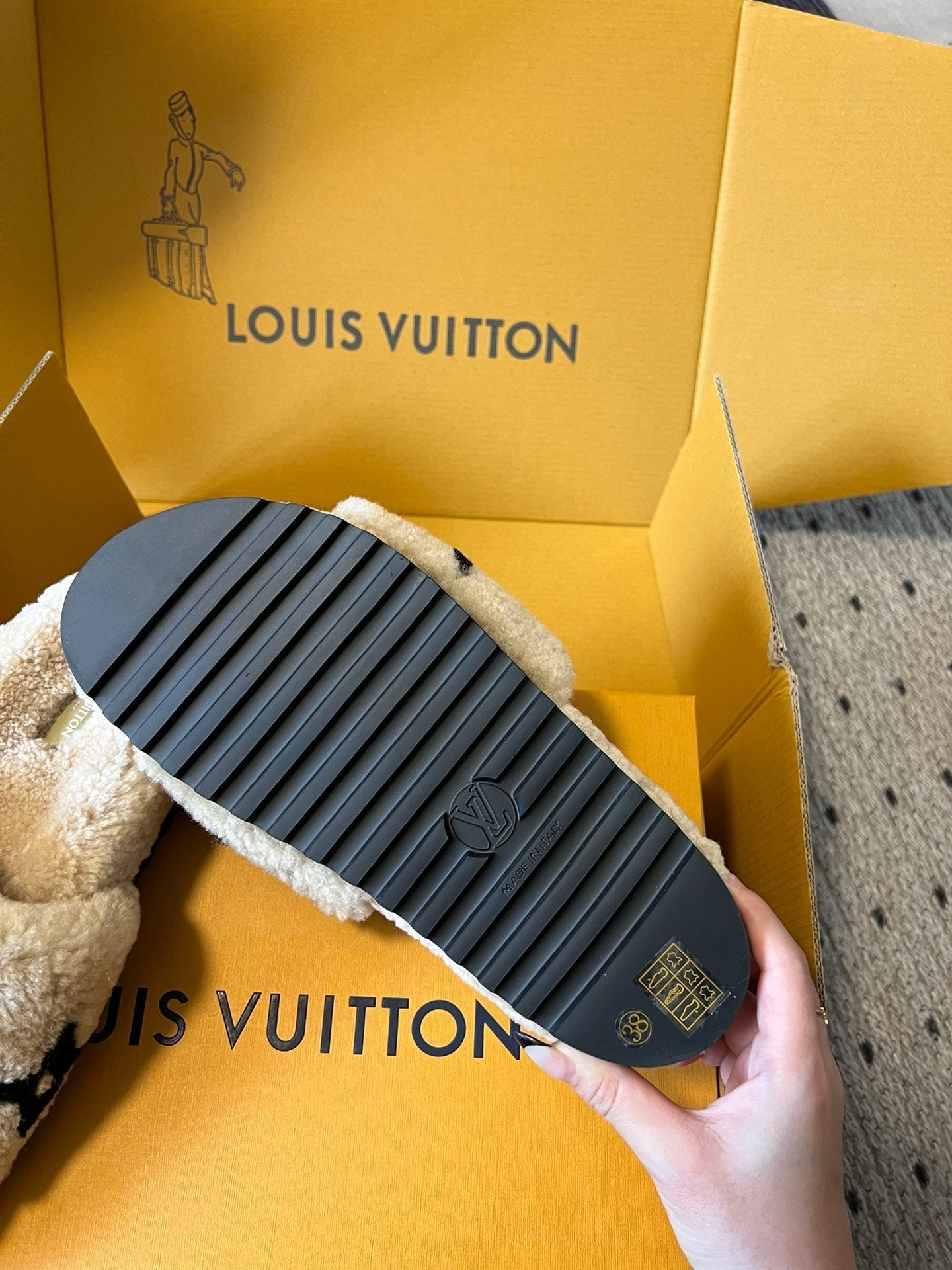 LOUIS VUITTON SLIPPER IN CAMEL BEIGE MIX BLACK FLEECE