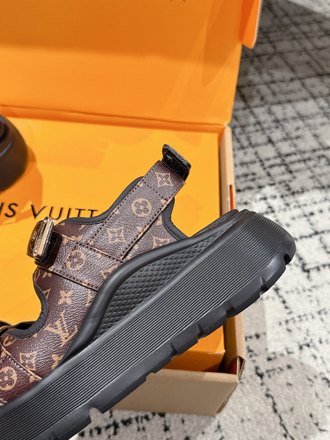 LOUIS VUITTON LV WEDGE SANDALS 25S 55 MM IN BROWN AND BLACK CALFSKIN WITH LOGO PATTERN