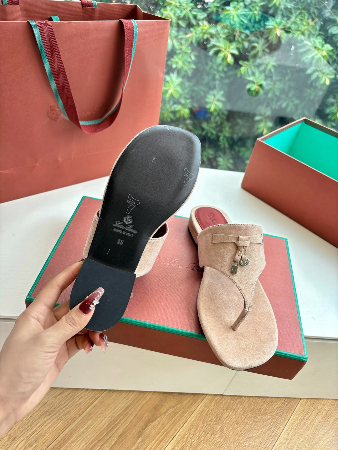LP THONG SANDALS 25S IN WARM BEIGE SUEDE