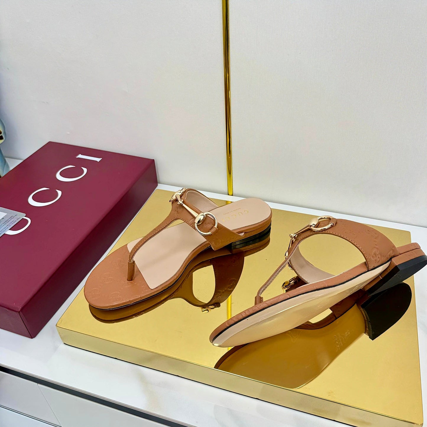 GUCCI THONG SANDALS IN BROWN LAMBSKIN PRINTED LOGO WITH GOLD HARDWARE