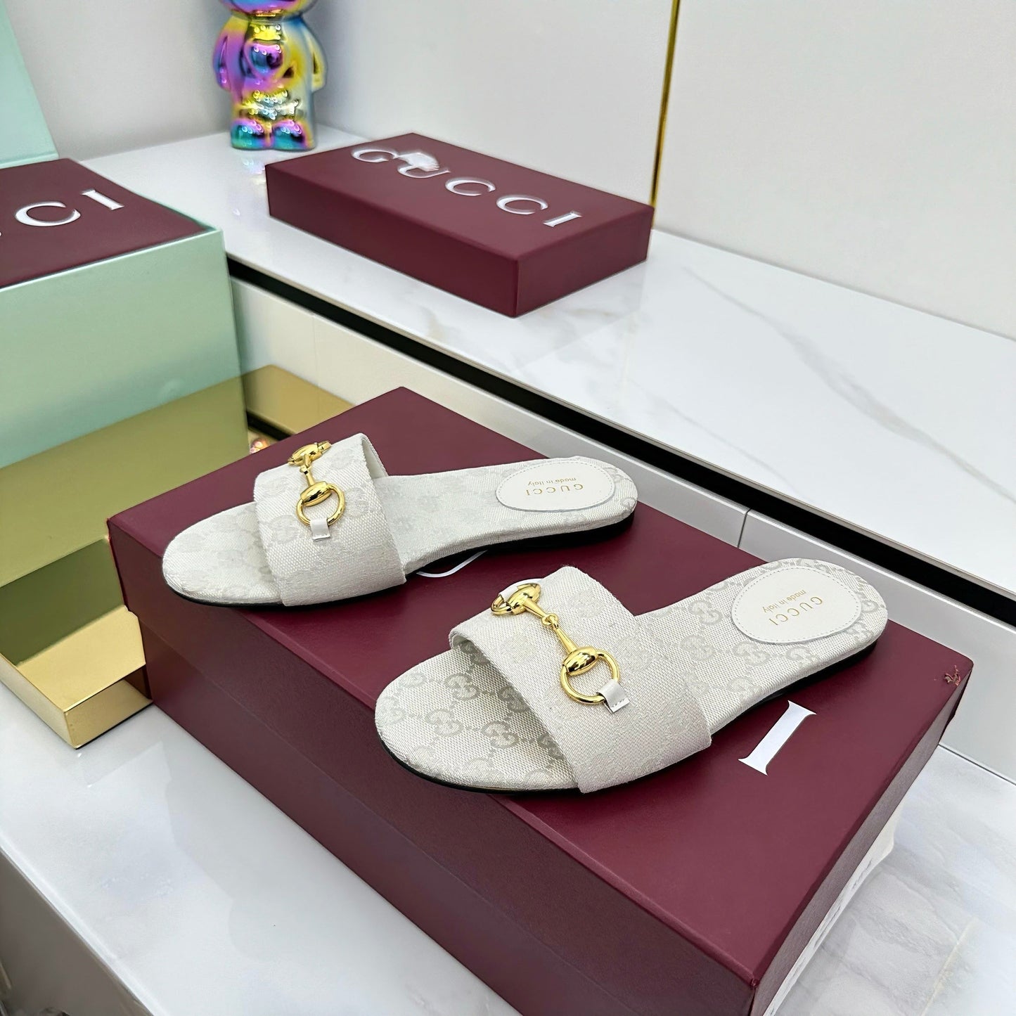 GUCCI SLIDES IN IVORY WITH GOLD HARDWARE