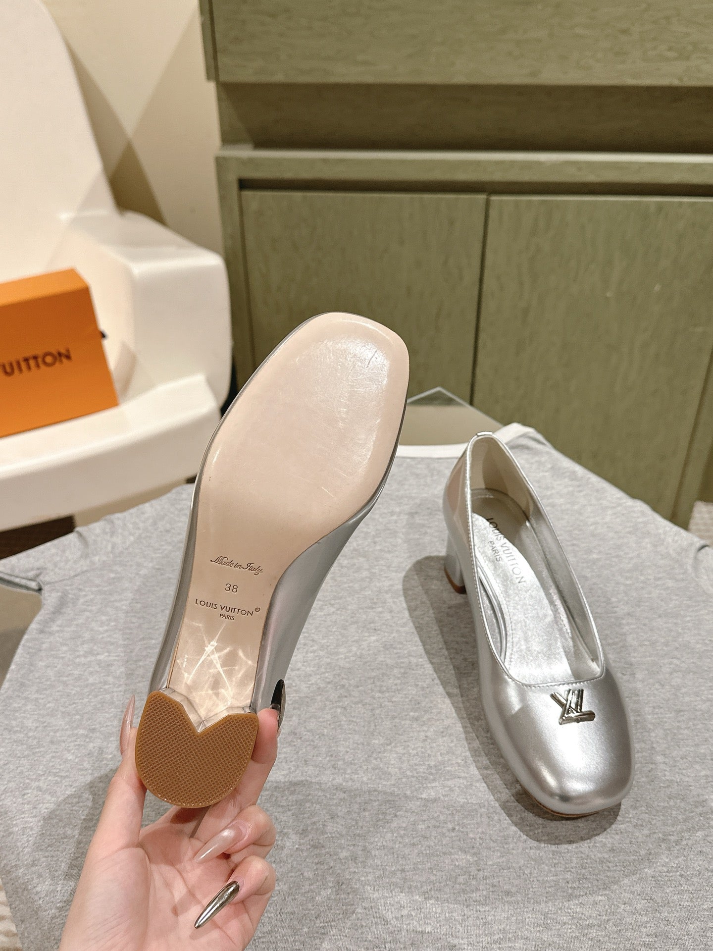 LOUIS VUITTON SWING HIGH PUMP 55 MM IN SILVER PATENT CALFSKIN