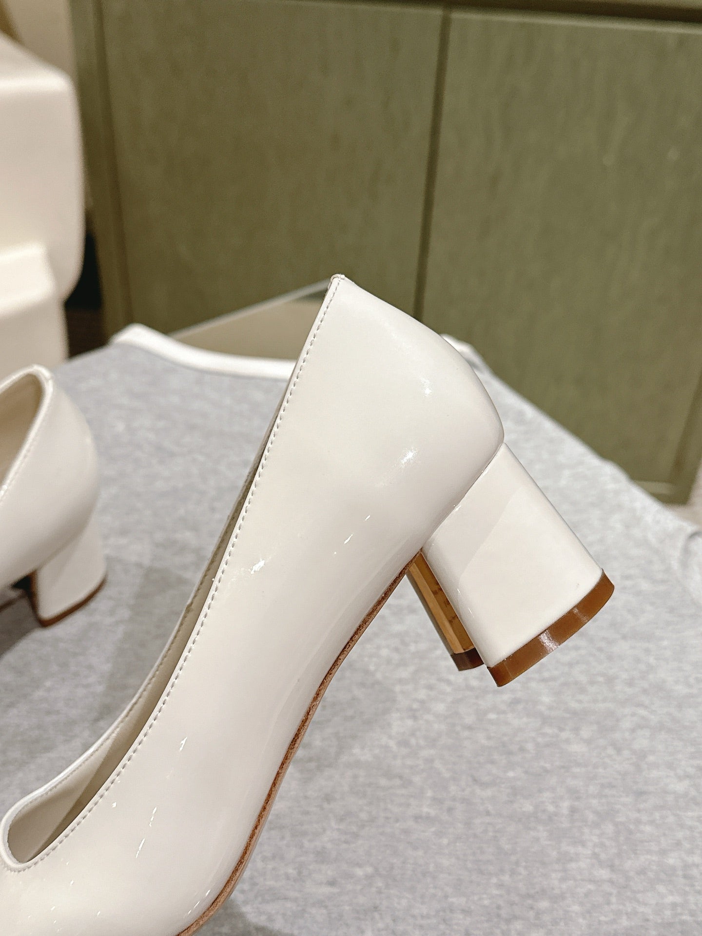 LOUIS VUITTON SWING HIGH PUMP 55 MM IN WHITE PATENT CALFSKIN