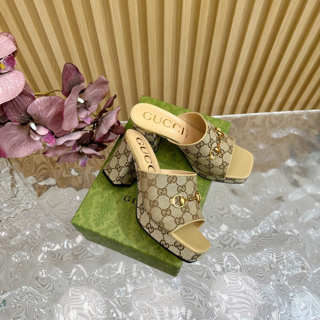 GUCCI HORSEBIT SLIDE SANDAL IN ECRU BEIGE MONOGRAM CANVAS AND SHEEPSKIN LINING