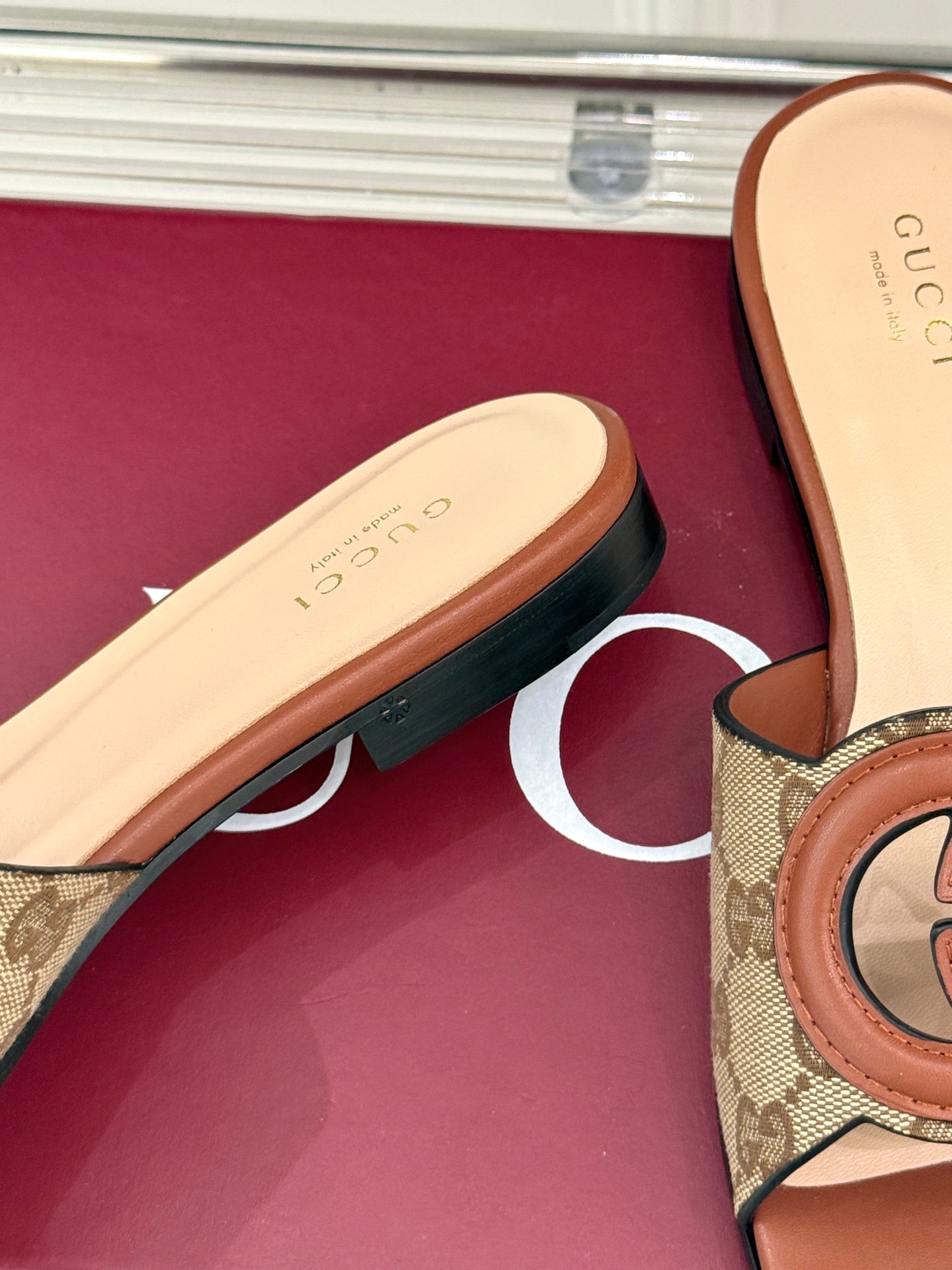 GUCCI SLIDE SANDALS IN BURNT BROWN AND LIGHT BEIGE CALFSKIN