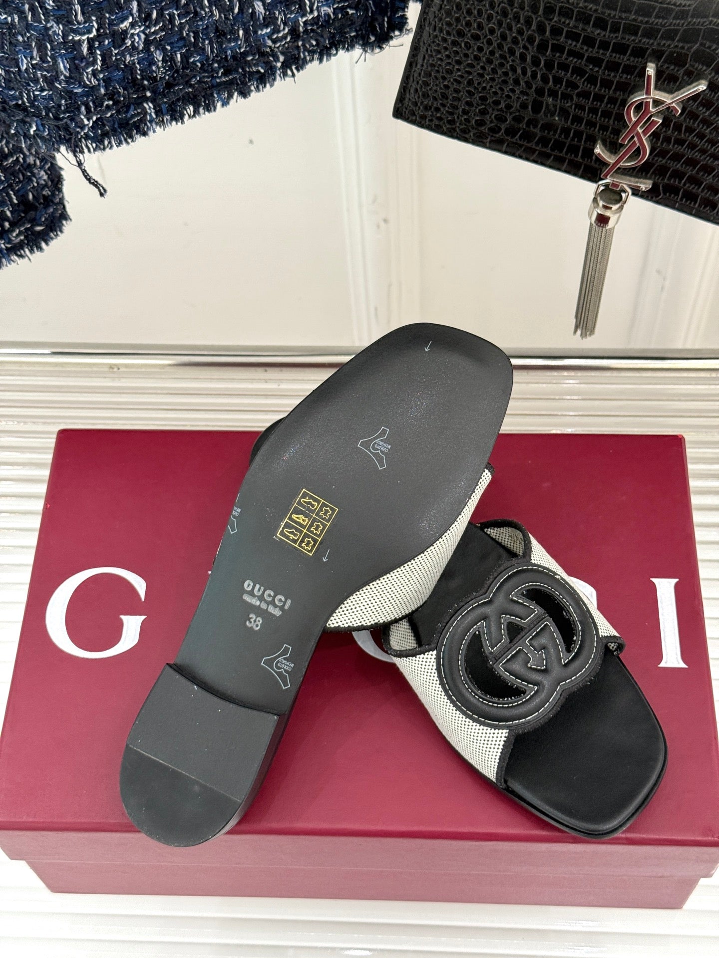 GUCCI SLIDE SANDALS IN BLACK AND WHITE CALFSKIN