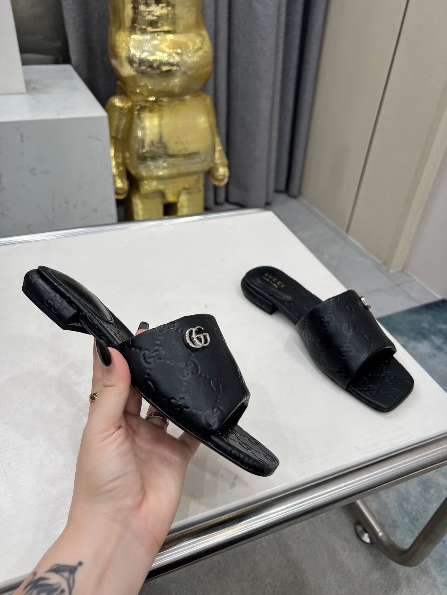 GUCCI CASUAL SLIPPERS IN BLACK CALFSKIN LOGO EMBOSSING