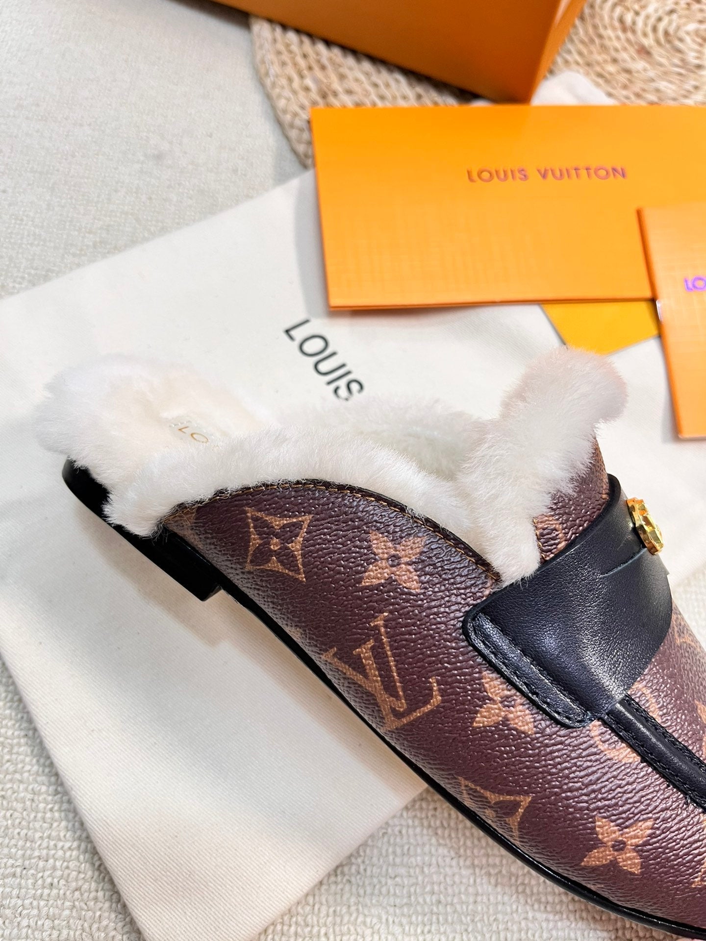 LOUIS VUITTON FLAT MULE IN CHESTNUT BROWN MONOGRAM CALFSKIN AND SHEARLING LINING
