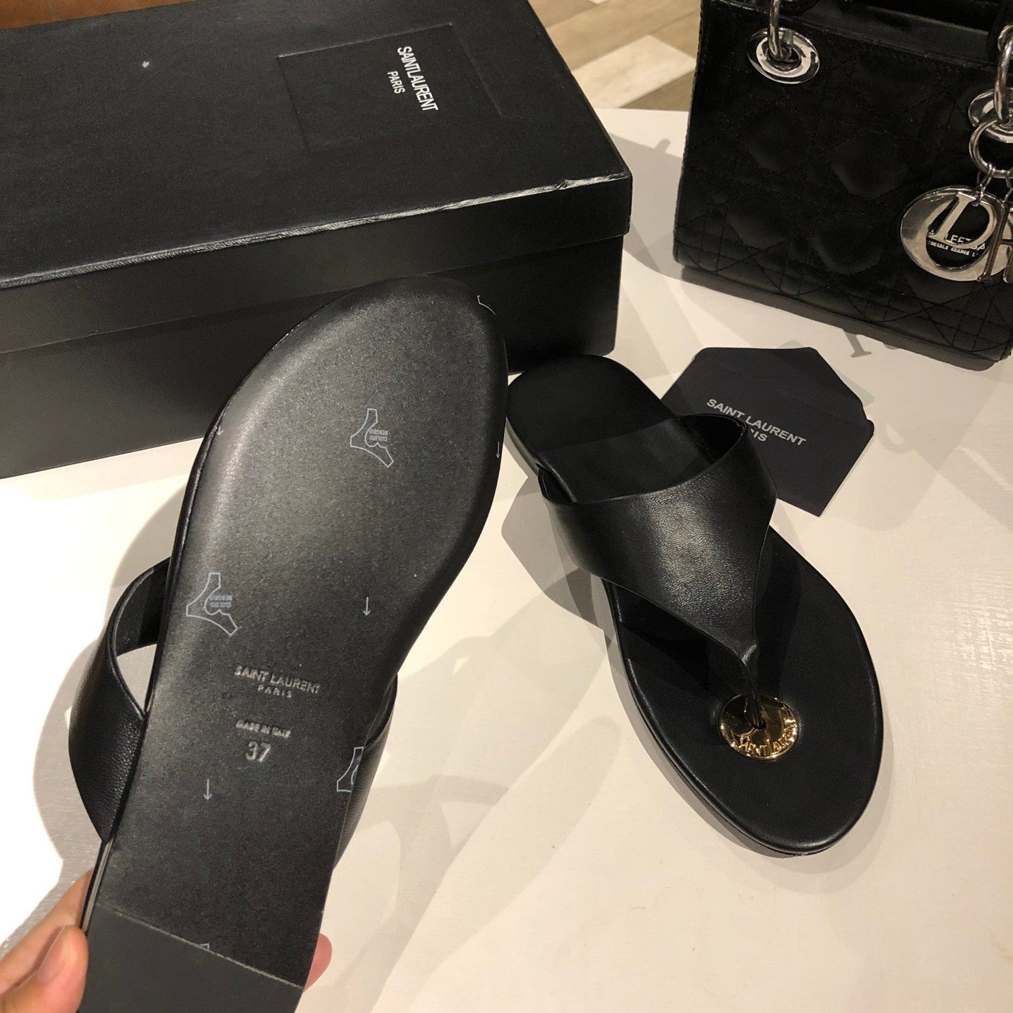 LOUIS VUITTON FLAT THONG IN BLACK CALFSKIN