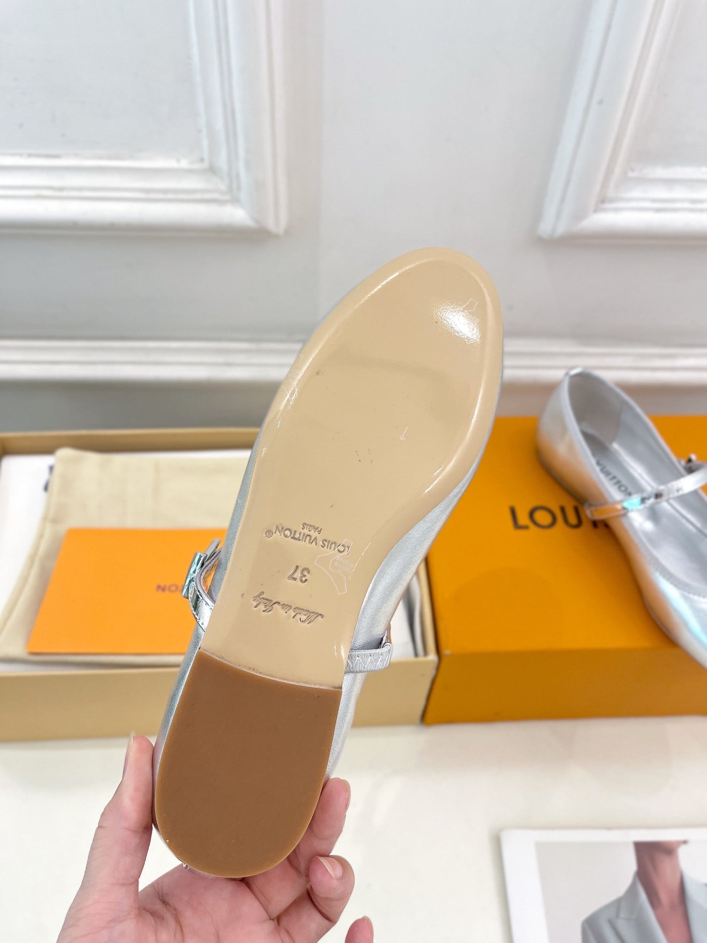 LOUIS VUITTON LV WOMEN ROMY FLAT BALLERINA IN SILVER METALLIC LAMBSKIN
