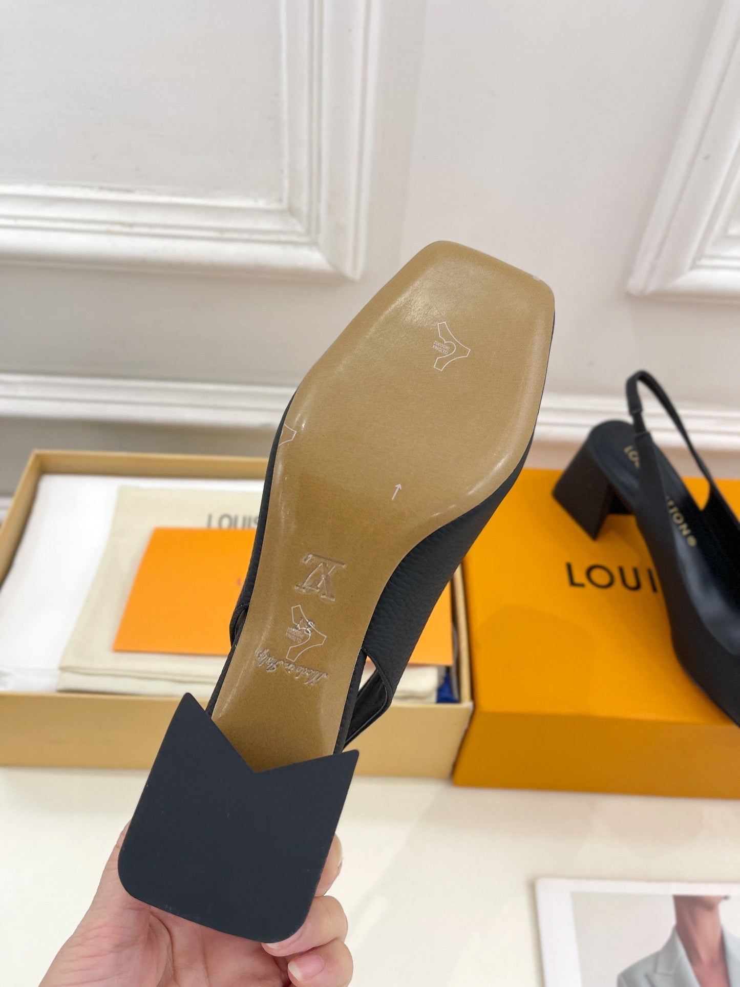 LOUIS VUITTON SHAKE SQUARE-TOE BLOCK HEEL 5.5 CM SANDALS IN BLACK PEPPLE CALFSKIN