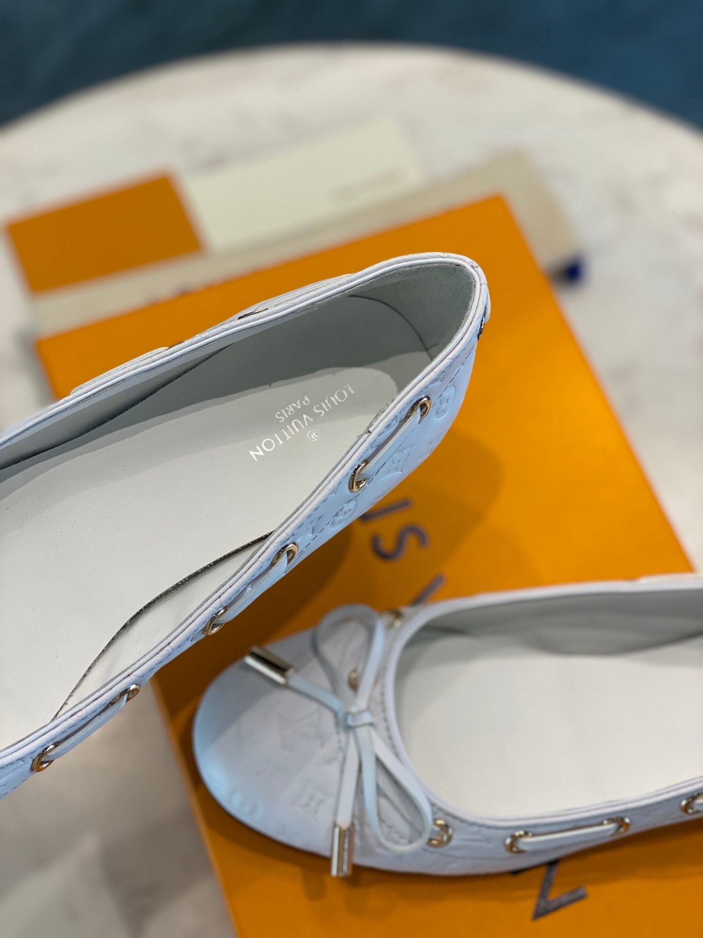 LOUIS VUITTON LV WOMEN'S BALLET FLAT IN WHITE EMBOSSED CALFSKIN WITH BOW
