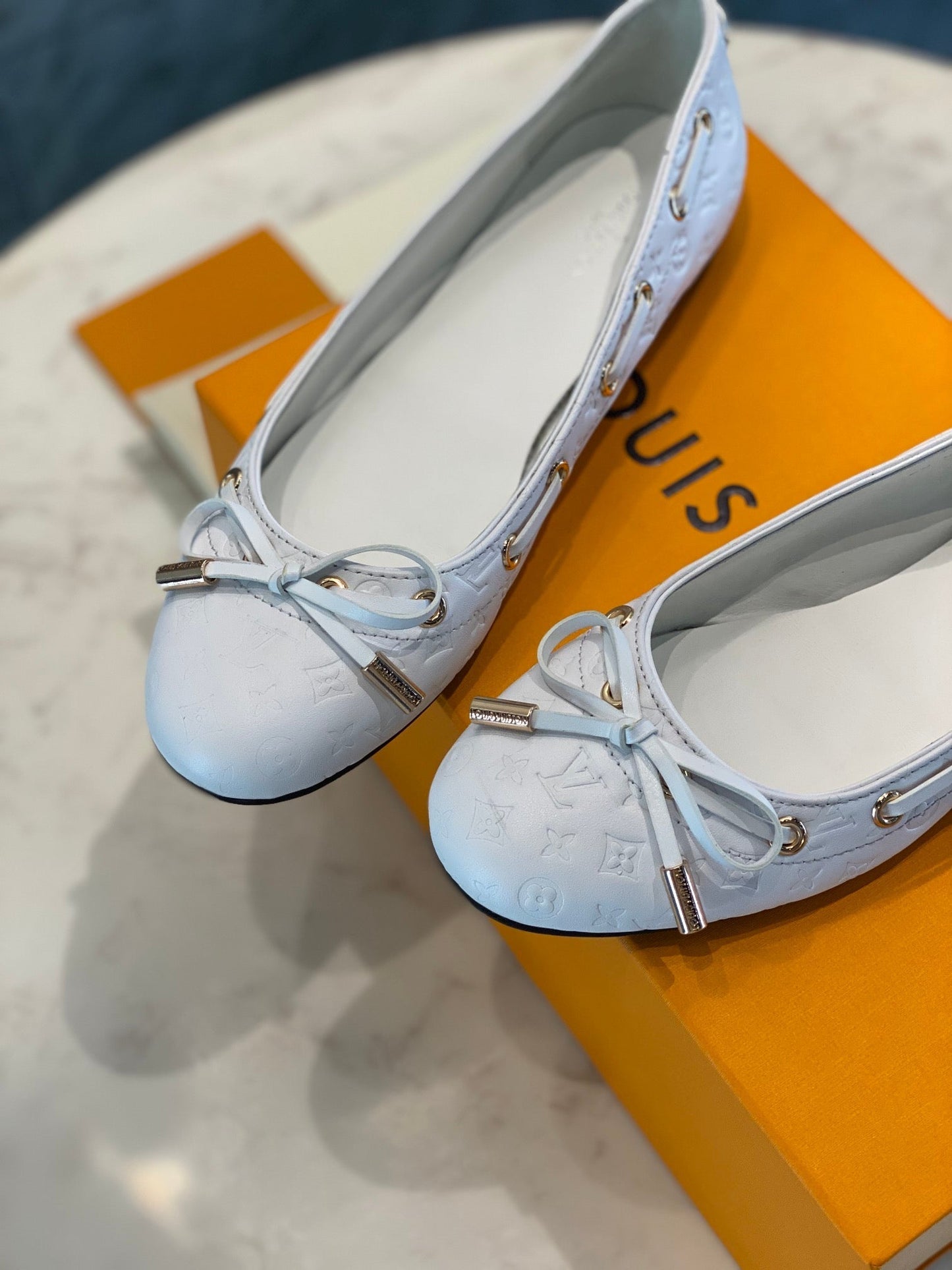 LOUIS VUITTON LV WOMEN'S BALLET FLAT IN WHITE EMBOSSED CALFSKIN WITH BOW