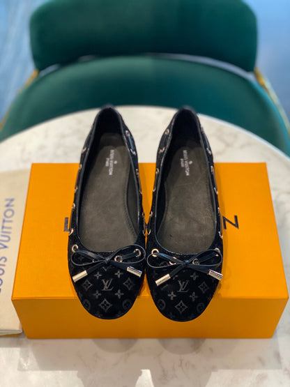 LOUIS VUITTON LV WOMEN'S BALLET FLAT IN BLACK MONOGRAM SUEDE WITH BOW