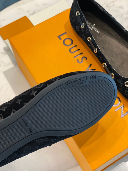 LOUIS VUITTON LV WOMEN'S BALLET FLAT IN BLACK MONOGRAM SUEDE WITH BOW