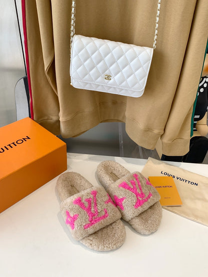 LOUIS VUITTON LV WOMEN'S PASEO FLAT SLIPPER IN BEIGE FLEECE WITH BRIGHT PINK LOGO