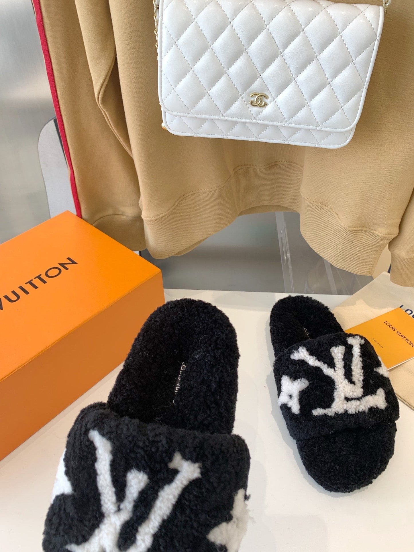 LOUIS VUITTON LV WOMEN'S PASEO FLAT SLIPPER IN BLACK FLEECE WITH WHITE LOGO