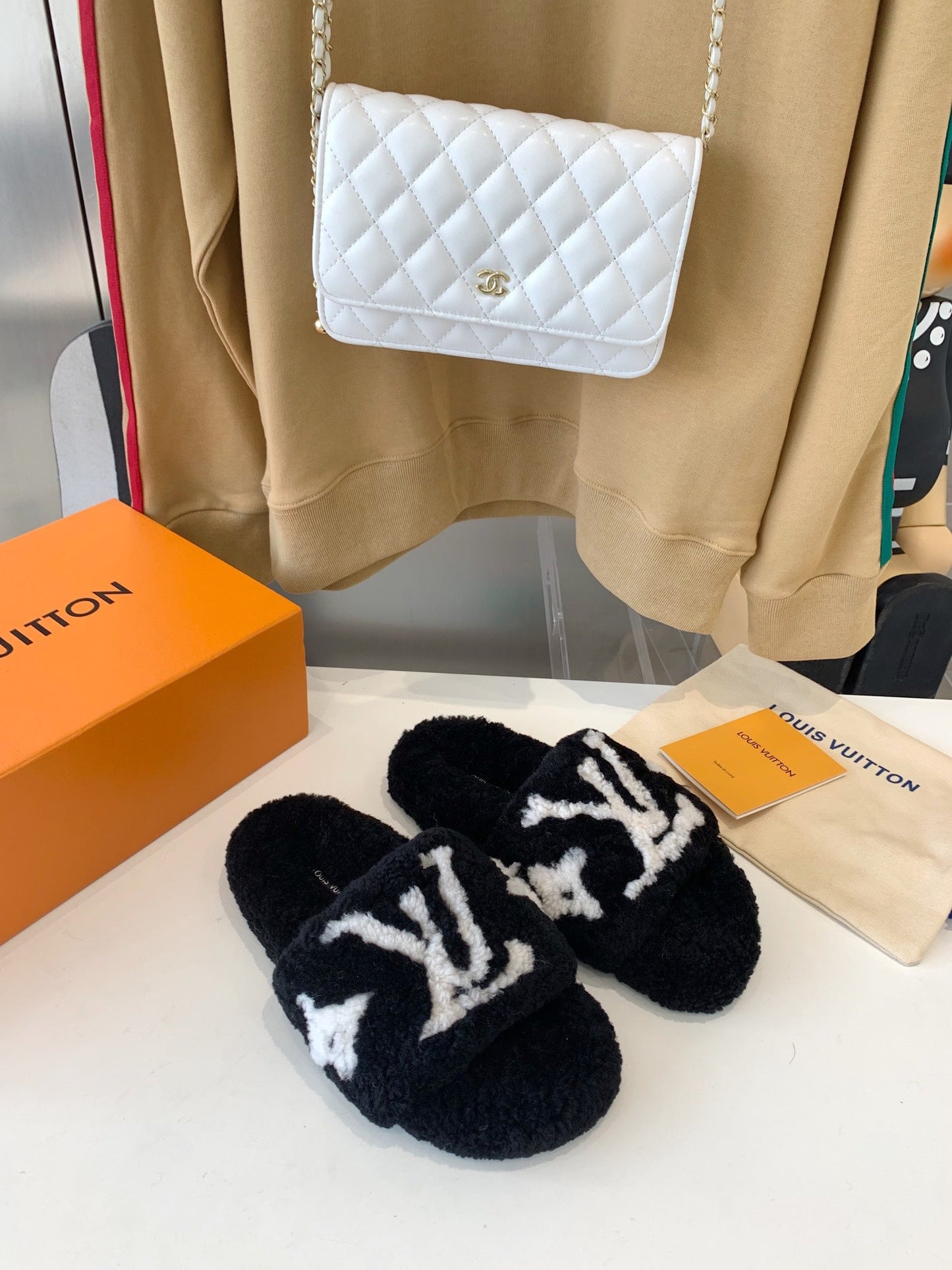 LOUIS VUITTON LV WOMEN'S PASEO FLAT SLIPPER IN BLACK FLEECE WITH WHITE LOGO