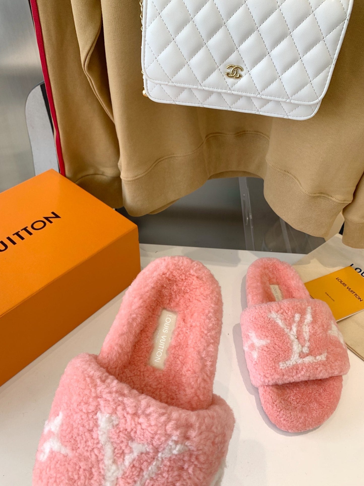 LOUIS VUITTON LV WOMEN'S PASEO FLAT SLIPPER IN LIGHT PINK FLEECE WITH WHITE LOGO