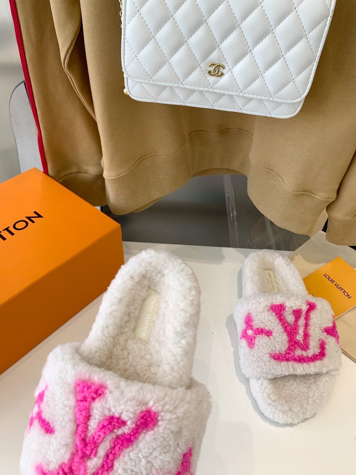 LOUIS VUITTON LV WOMEN'S PASEO FLAT SLIPPER IN WHITE FLEECE WITH BRIGHT PINK LOGO