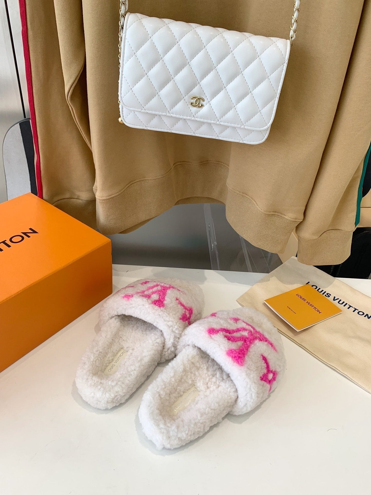LOUIS VUITTON LV WOMEN'S PASEO FLAT SLIPPER IN WHITE FLEECE WITH BRIGHT PINK LOGO