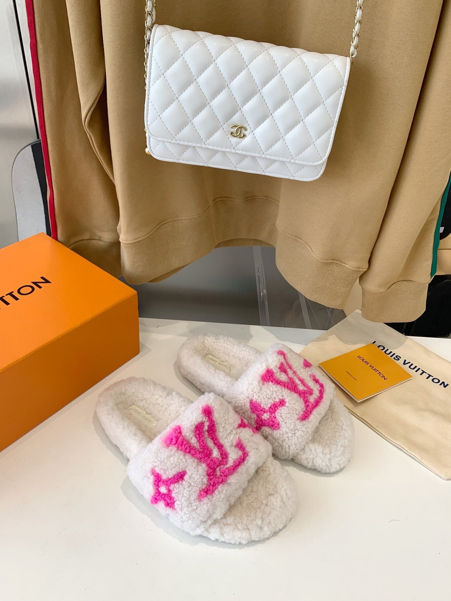 LOUIS VUITTON LV WOMEN'S PASEO FLAT SLIPPER IN WHITE FLEECE WITH BRIGHT PINK LOGO