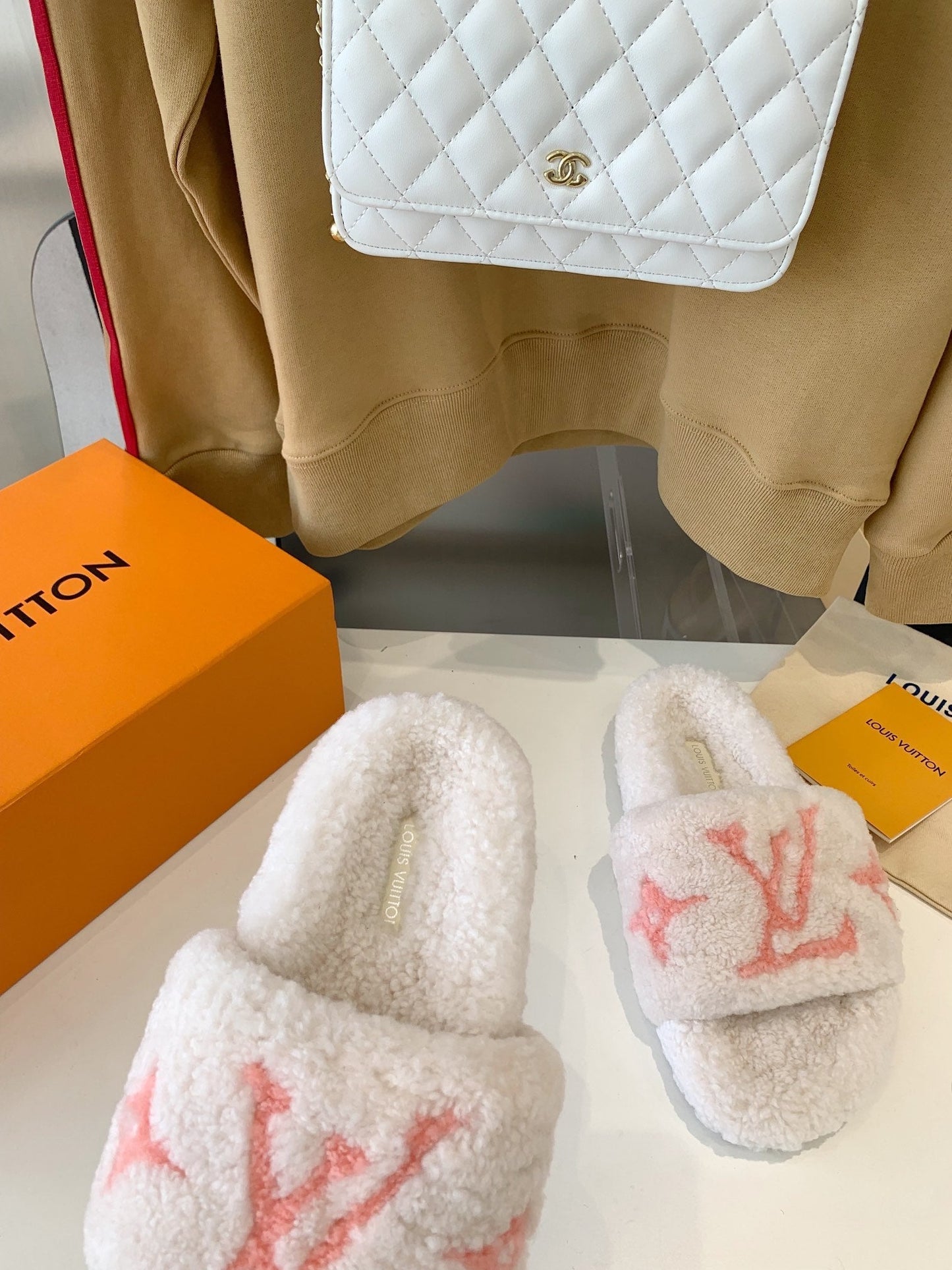 LOUIS VUITTON LV WOMEN'S PASEO FLAT SLIPPER IN WHITE FLEECE WITH LIGHT PINK LOGO