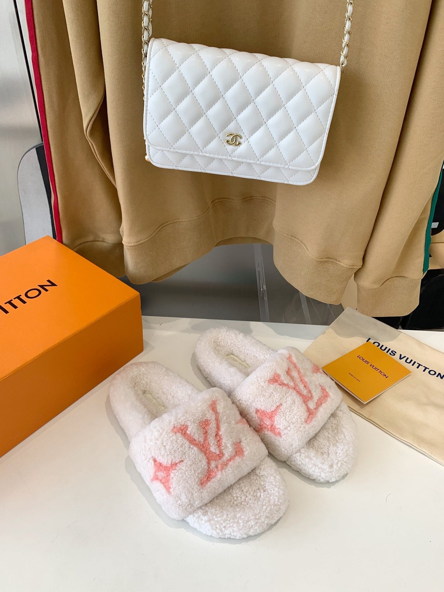 LOUIS VUITTON LV WOMEN'S PASEO FLAT SLIPPER IN WHITE FLEECE WITH LIGHT PINK LOGO