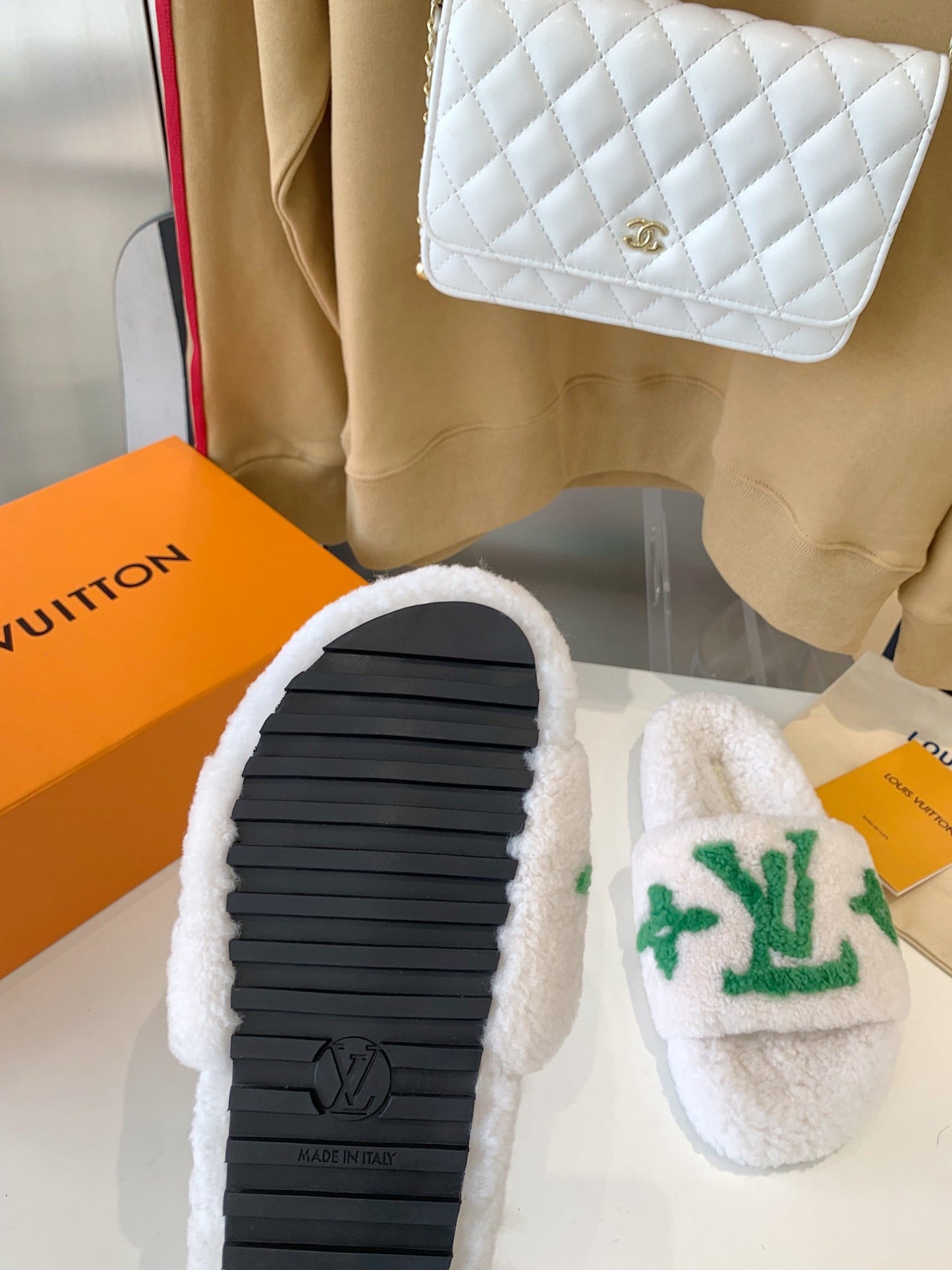 LOUIS VUITTON LV WOMEN'S PASEO FLAT SLIPPER IN WHITE FLEECE WITH GREEN LOGO