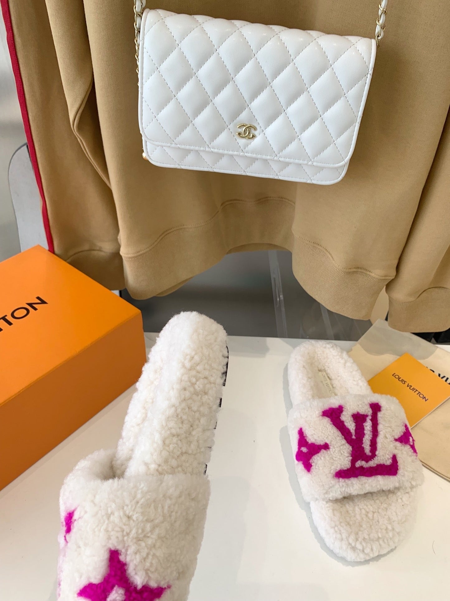 LOUIS VUITTON LV WOMEN'S PASEO FLAT SLIPPER IN WHITE FLEECE WITH PINK LOGO