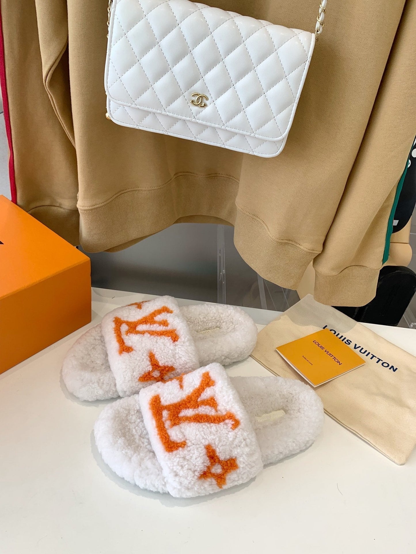LOUIS VUITTON LV WOMEN'S PASEO FLAT SLIPPER IN WHITE FLEECE WITH ORANGE LOGO