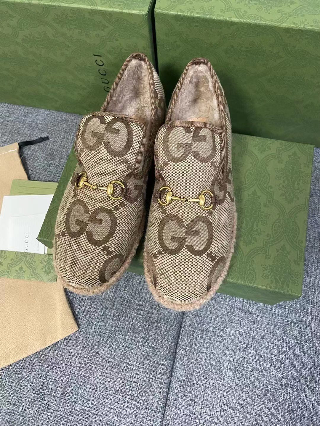 GUCCI HORSEBIT LOAFER IN ECRU BEIGE WOVEN FABRIC AND WOOL MIX LAMB FUR LINING