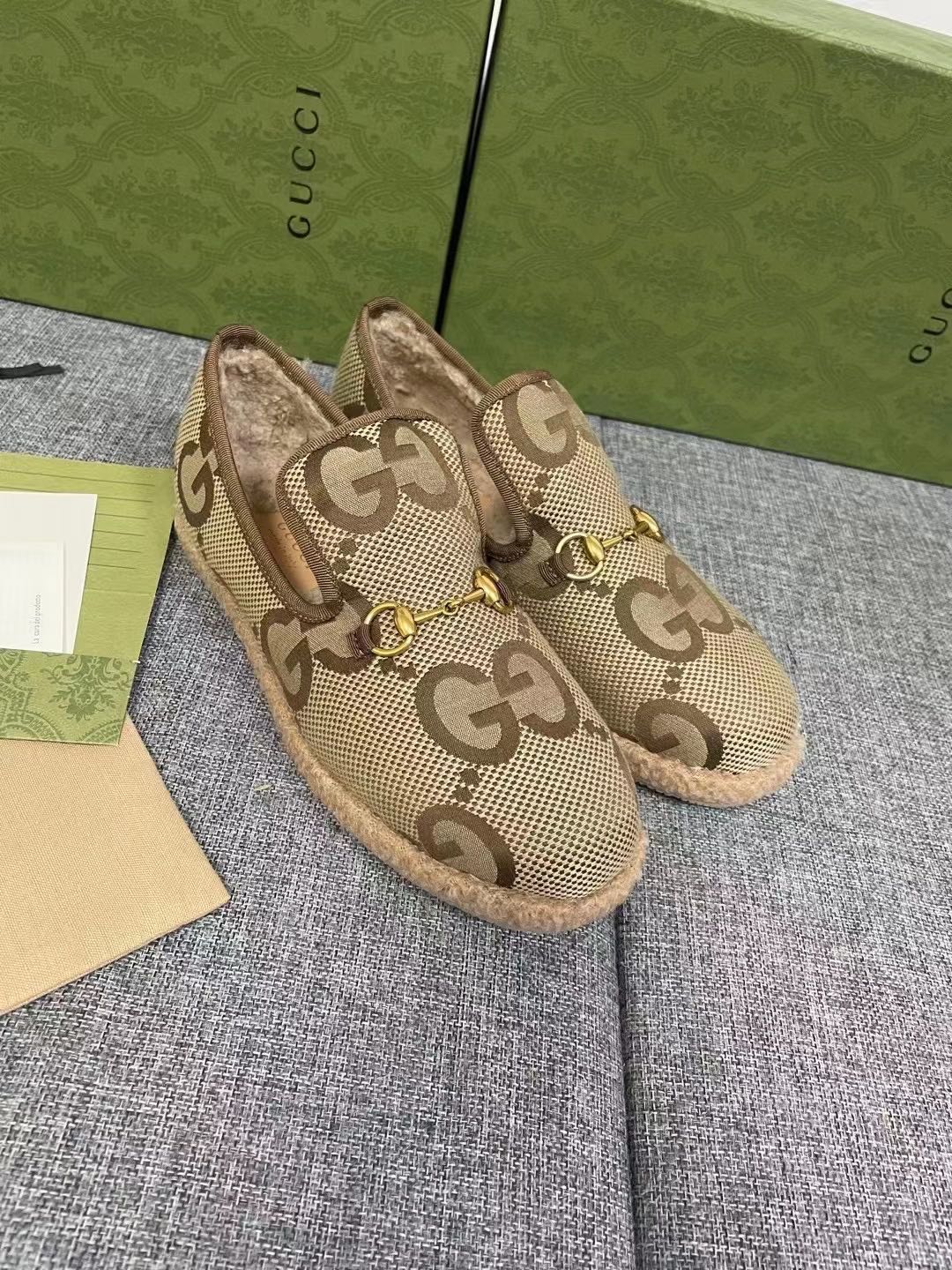 GUCCI HORSEBIT LOAFER IN ECRU BEIGE WOVEN FABRIC AND WOOL MIX LAMB FUR LINING