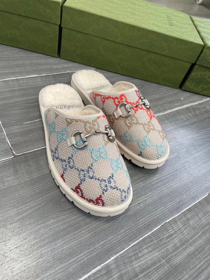 GUCCI SUPREME MULE IN COLORFUL CANVAS AND WOOL LINING