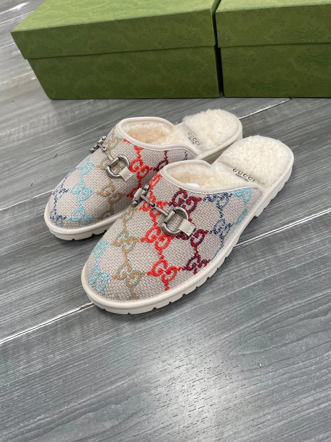 GUCCI SUPREME MULE IN COLORFUL CANVAS AND WOOL LINING