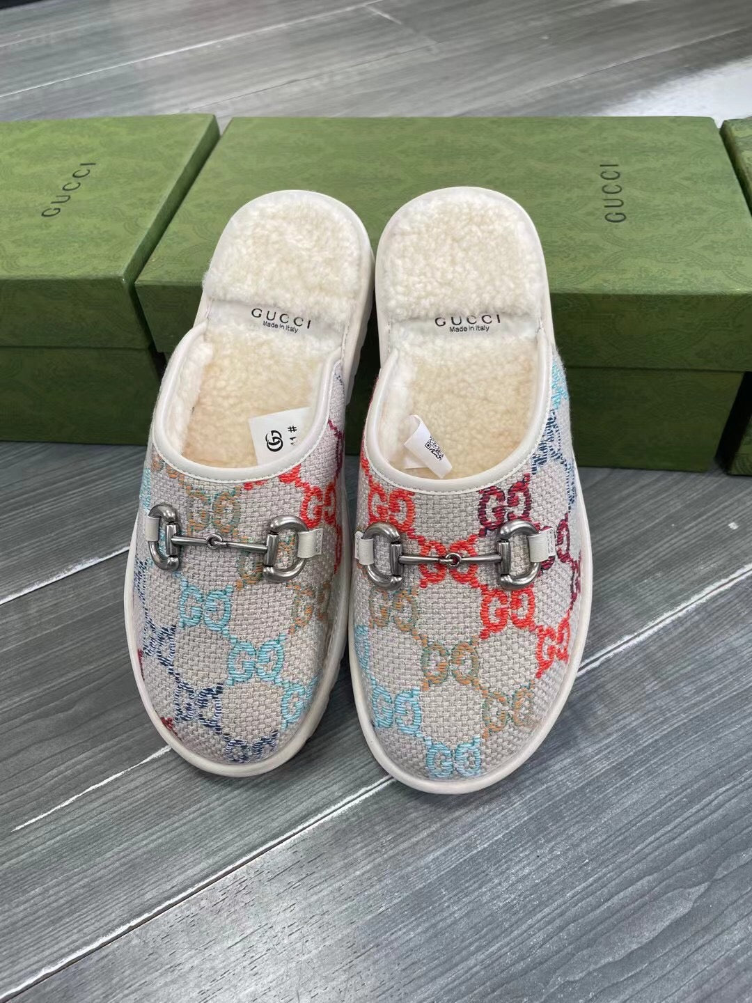 GUCCI SUPREME MULE IN COLORFUL CANVAS AND WOOL LINING