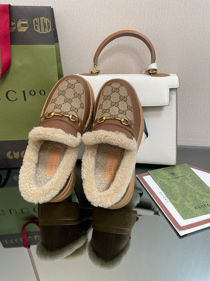 GUCCI LOAFER IN PEANUT BROWN JACQUARD AND CHOCOLATE BROWN CALFSKIN WITH BEIGE WOOL LINING