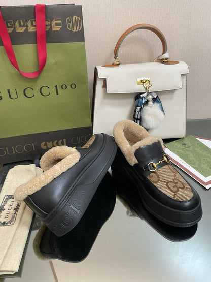 GUCCI LOAFER IN PEANUT BROWN JACQUARD AND BLACK CALFSKIN WITH BEIGE WOOL LINING