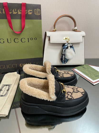 GUCCI LOAFER IN CAMEL BROWN JACQUARD AND BLACK CALFSKIN WITH BEIGE WOOL LINING