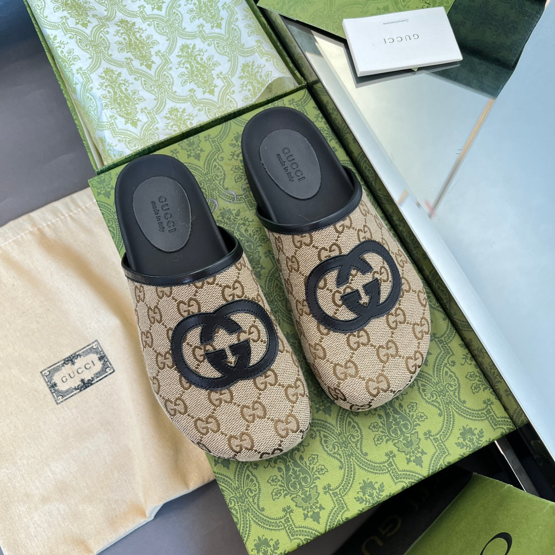 GUCCI INTERLOCKING G MULE IN BEIGE MONOGRAM CANVAS AND LEATHER