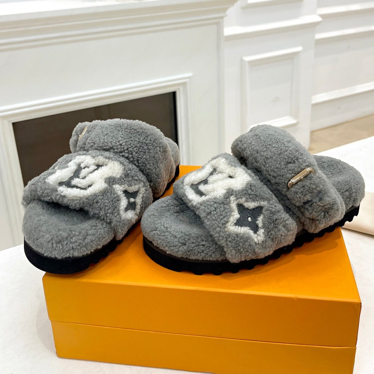 LOUIS VUITTON DAD SANDAL MULE IN SHADOW GRAY MIX WHITE FLEECE