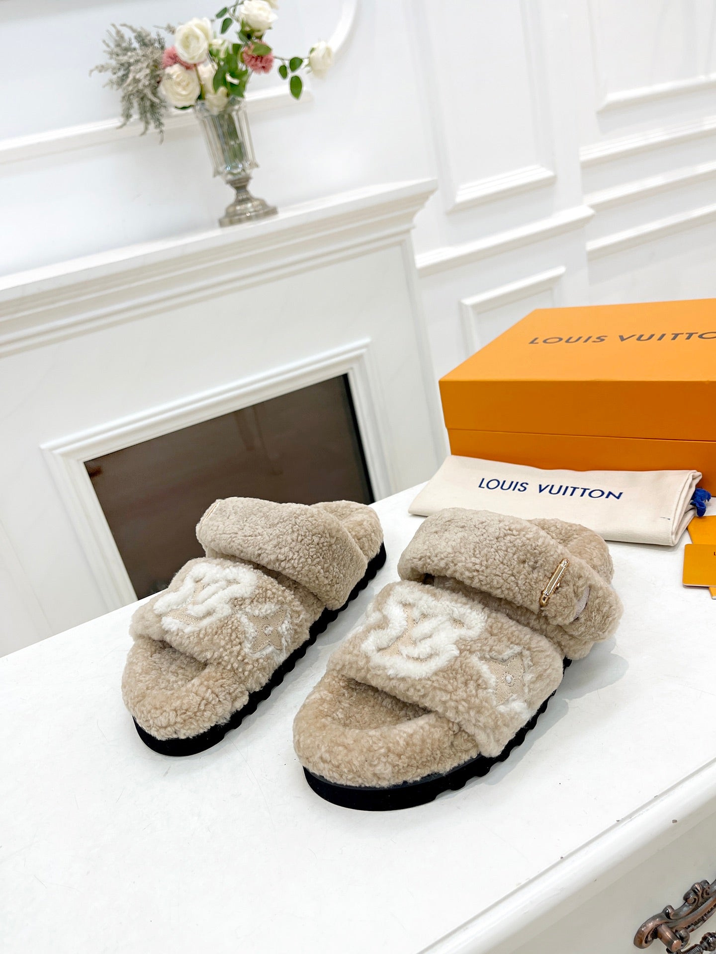LOUIS VUITTON DAD SANDAL MULE IN WHEAT TAN MIX WHITE FLEECE