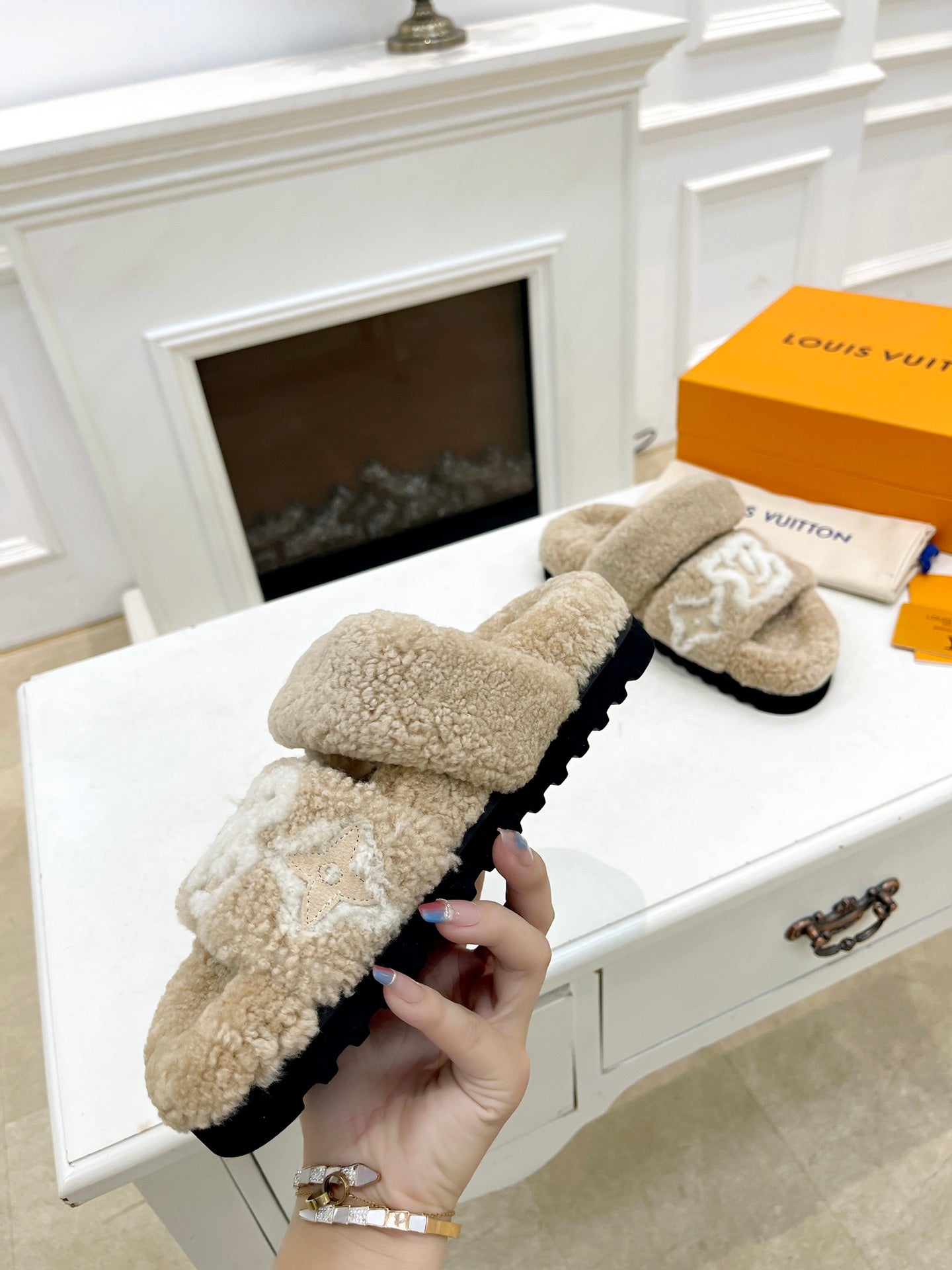 LOUIS VUITTON DAD SANDAL MULE IN WHEAT TAN MIX WHITE FLEECE