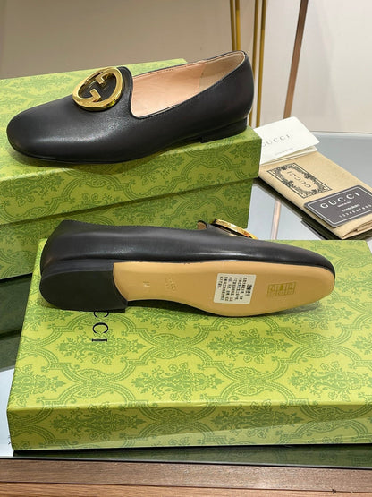 GUCCI BLONDIE LOGO-PLAQUE LOAFERS IN BLACK CALFSKIN WITH GOLD HARDWARE